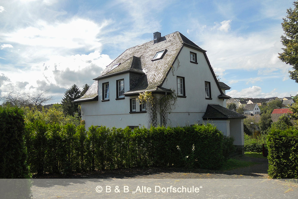 Das Bed and Breakfast "Alte Dorfschule" von außen