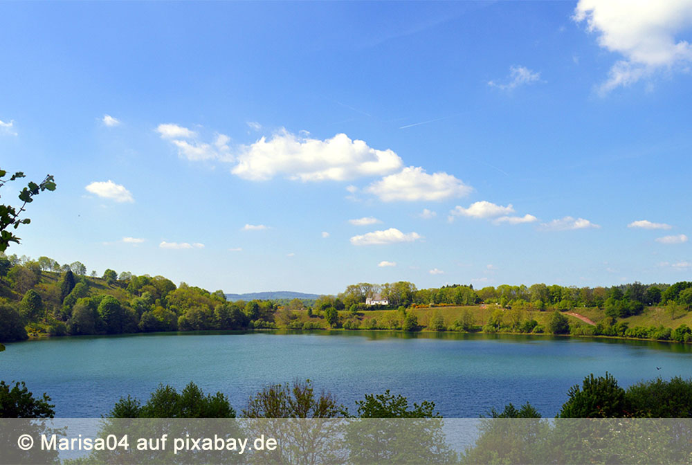 Weinfelder Maar mit Kirche