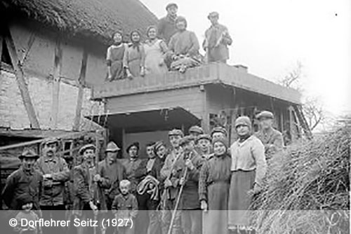 Männer und Frauen bei der Heuernte 1927