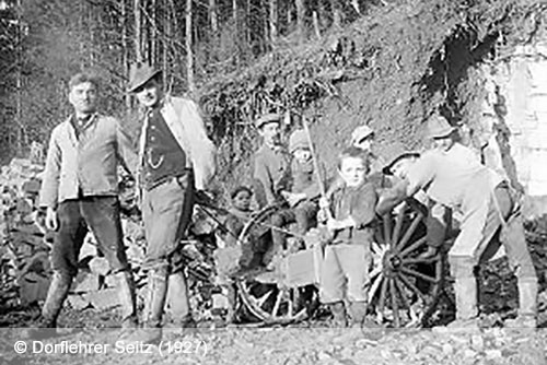 Männer mit Kindern bei der Arbeit 1927