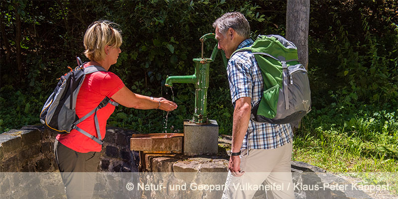 Wanderer am Sauerbrunnen in Demerath