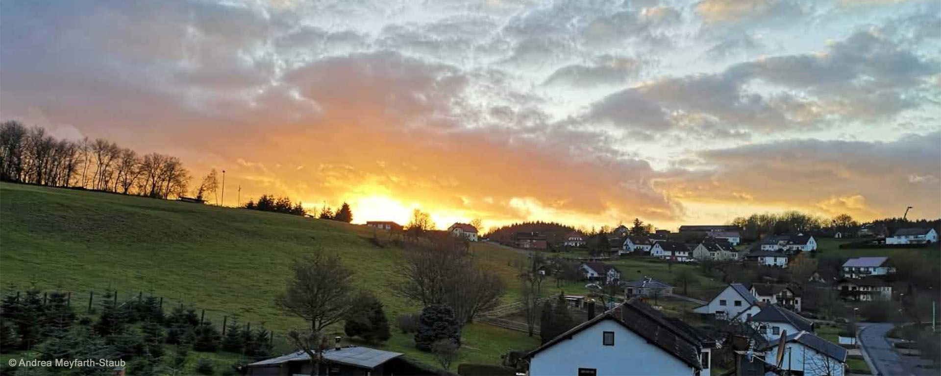 Sonnenuntergang hinterm Dorf