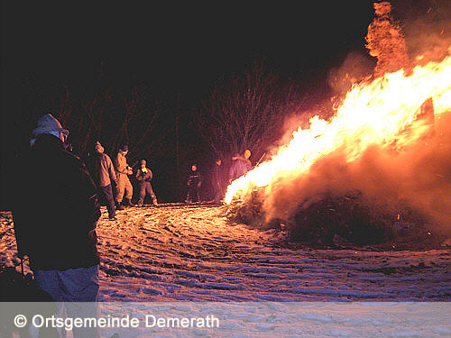 Großes Feuer mit Hüttenmann in Demerath