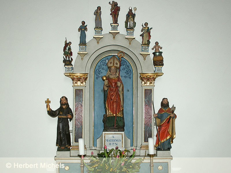 Seitenaltar mit Heiligenfiguren
