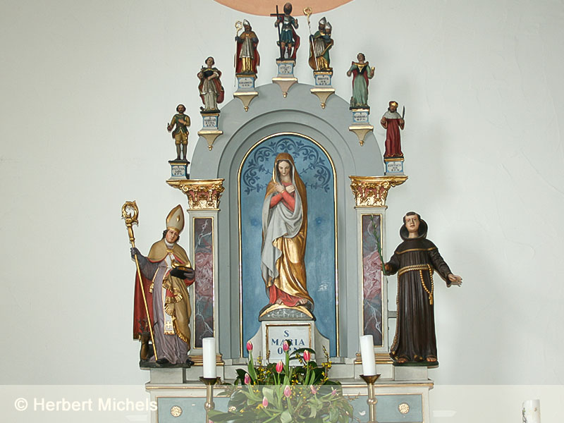 Seitenaltar mit Heiligenfiguren