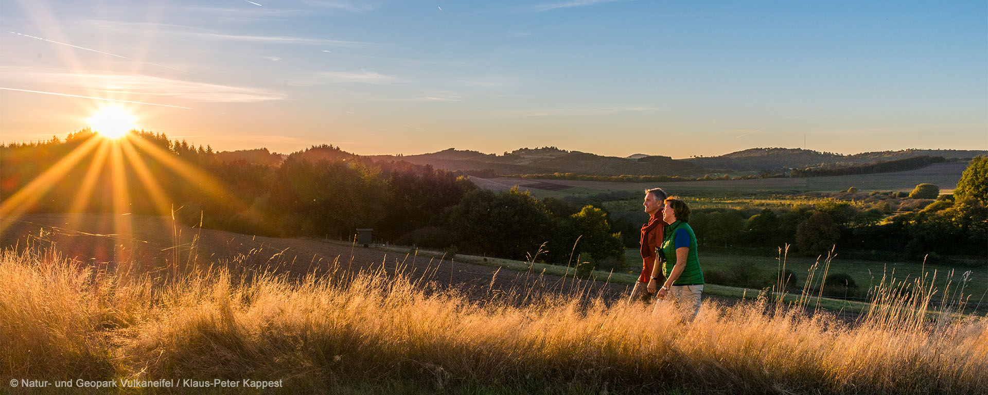 Wanderer spazieren im Sonnenuntergang