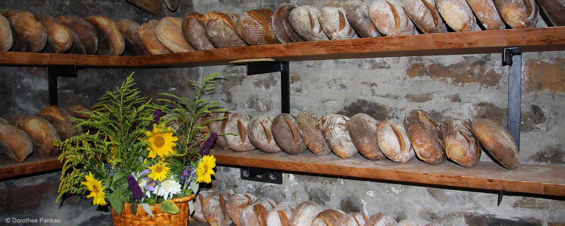 Frische Brote im Backhaus