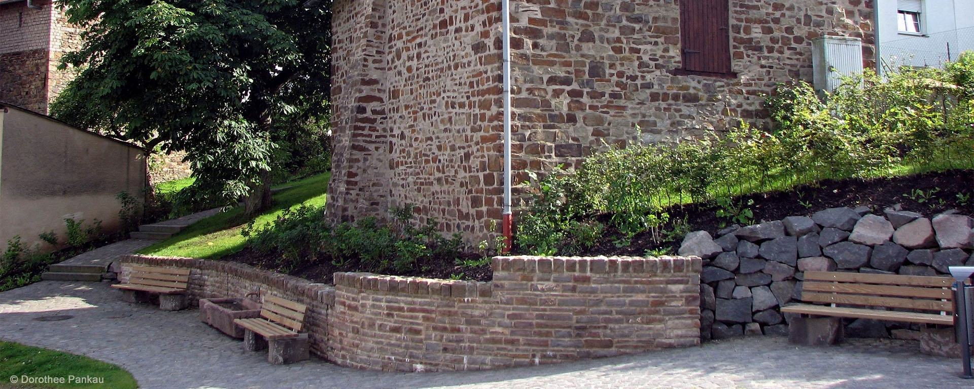 Außenansicht des alten Backhauses in Demerath mit Sitzmöglichkeiten