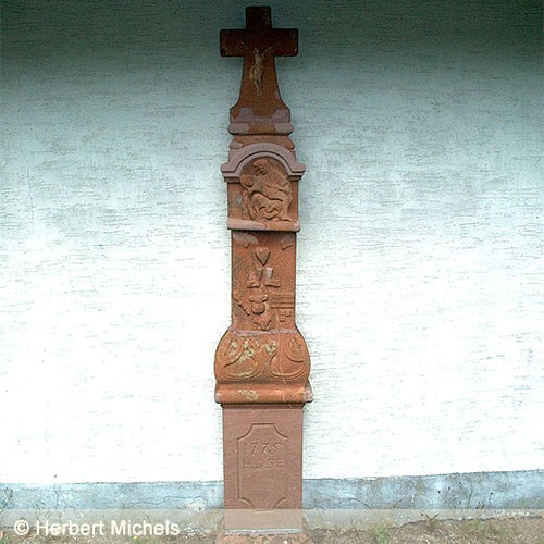 Altes Friedhofskreuz an der Leichenhalle