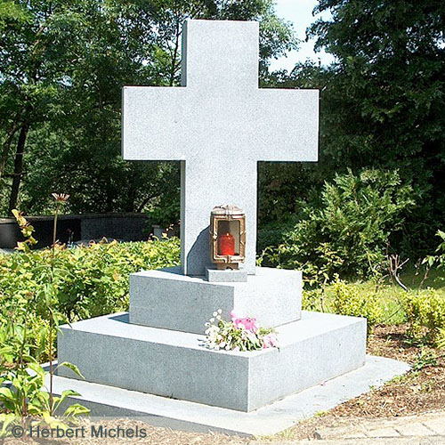 Neues Friedhofskreuz aus hellgrauem Stein