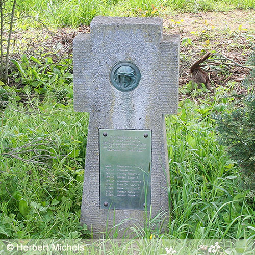 Mahnmal mit Namenstafel der getöteten amerikanischen Soldaten