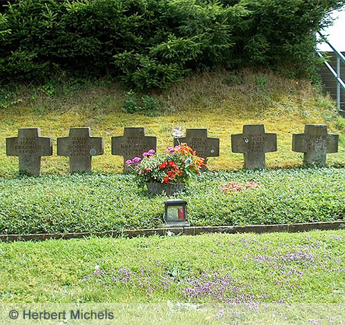 Sechs Soldatengräber auf dem Demerather Friedhof