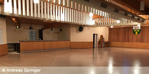 Großer Gemeindehaus-Saal mit Blick auf die Theke